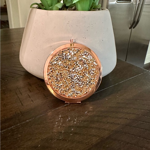 NEW!! Glam Compact Mirror - Picture 2 of 13